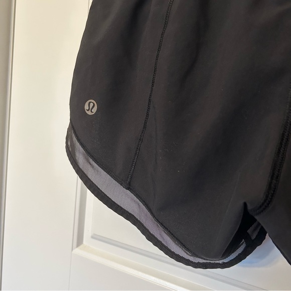 LULULEMON MIND OVER MILES BLACK 3.5 INSEAM LOW RISE SHORT SIZE 2 - Picture 8 of 14